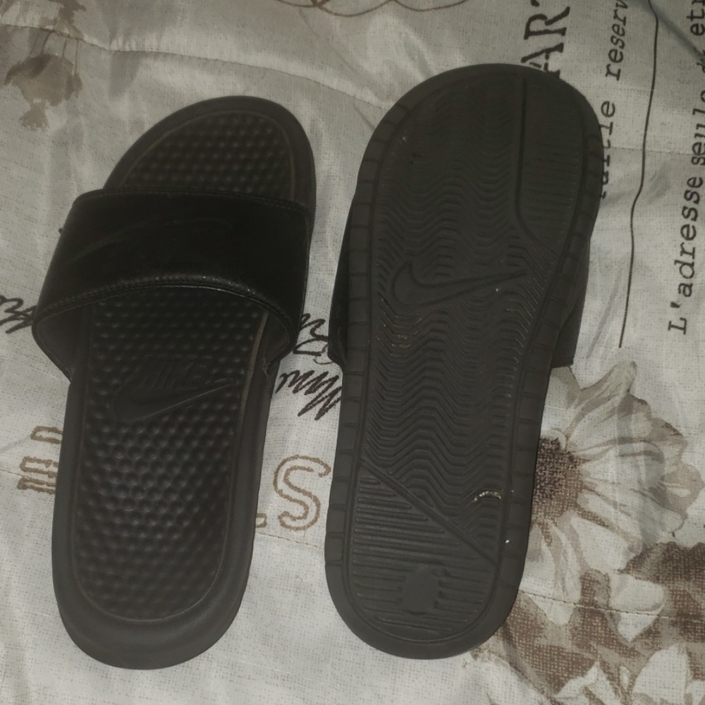 I'm selling these nike slides